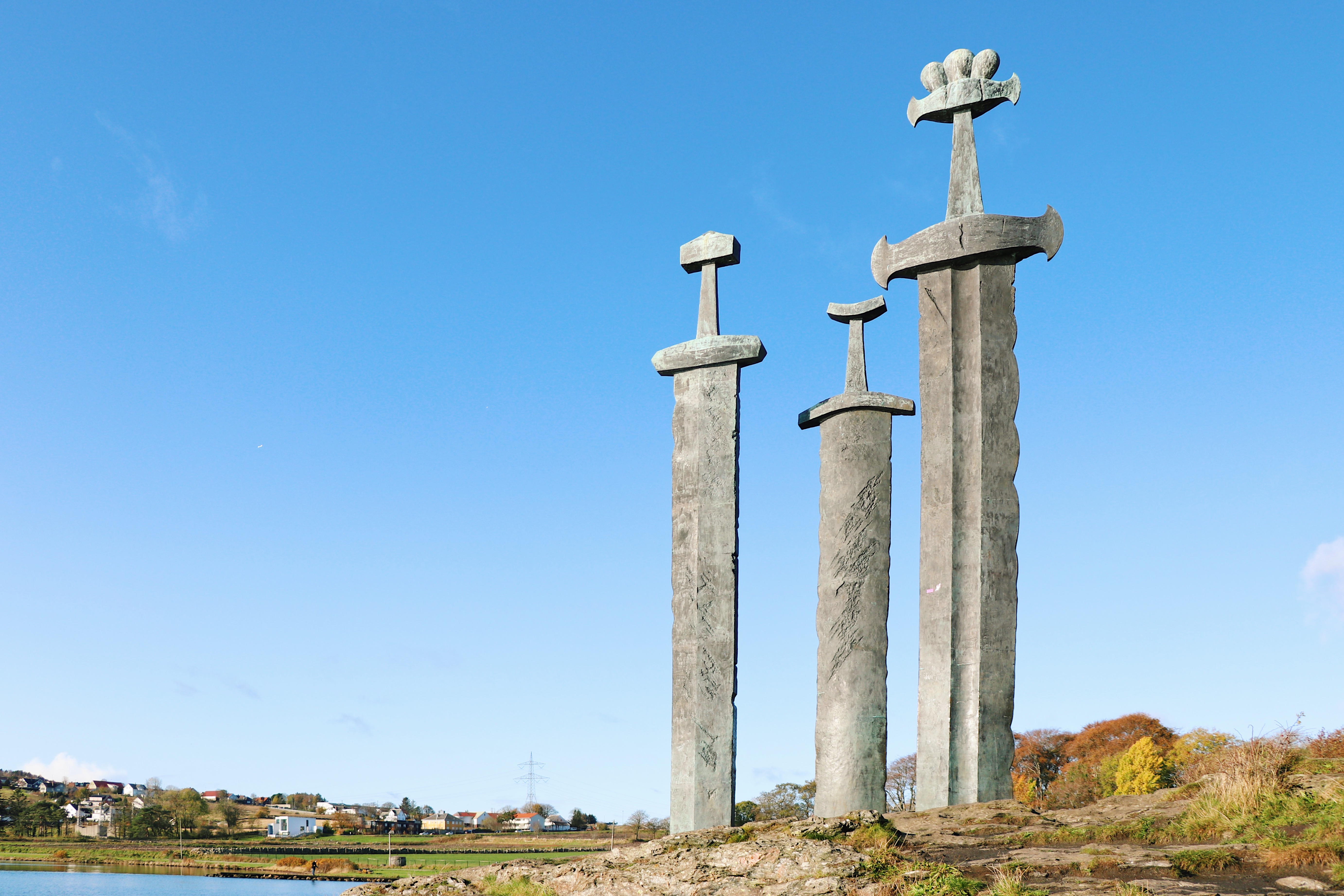 岩に刺さる３本の巨大な剣 ノルウェー歴史伝 北欧情報メディアnorr